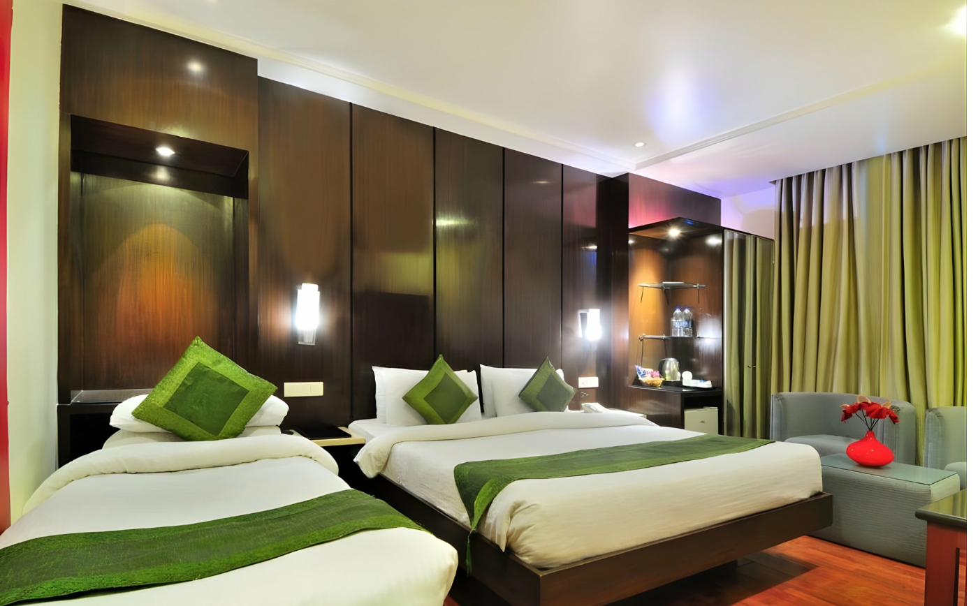 Aura Suite with Private Jacuzzi and Round-Trip Airport Transfers