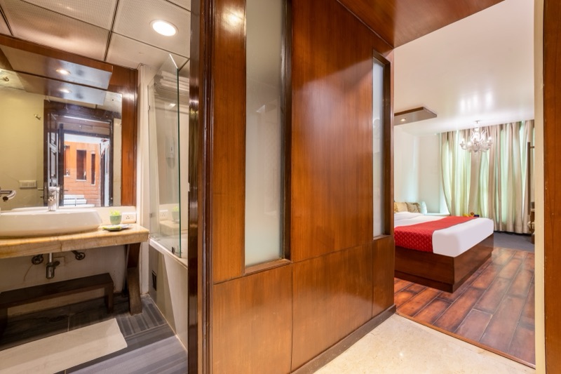 Jacuzzi & Baths at Hotel Aura New Delhi
