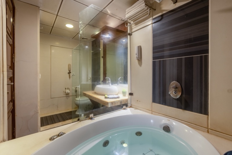 Jacuzzi & Baths at Hotel Aura New Delhi